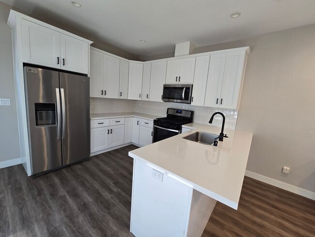 Foto del edificio - NEW 4BD/2BA, Large Balcony!!