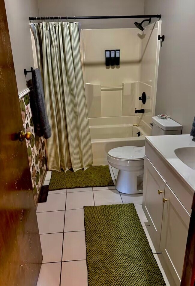 Foto del edificio - 4504 N Lakeshore Dr