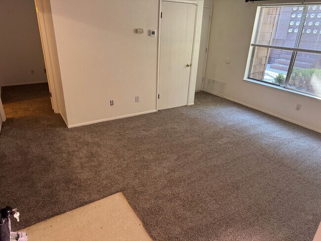 Foto del edificio - READY SOON! Ground-Level Condo in Universi...