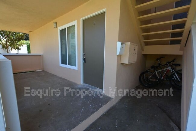 Building Photo - 950 W Cedar Ct