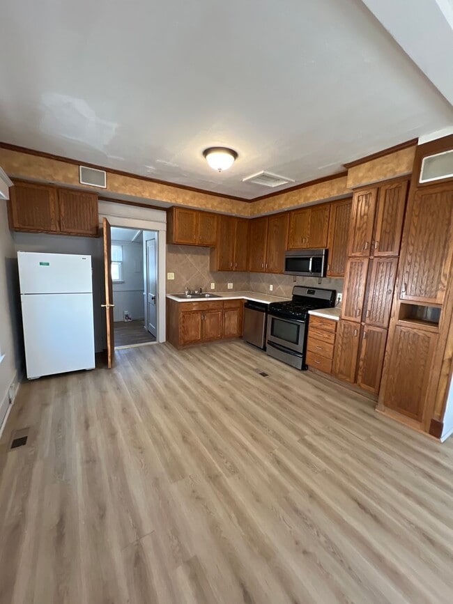 Building Photo - Oakland Gem, calling your name!