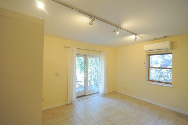 Foto del edificio - 1332 Normandy Dr NE