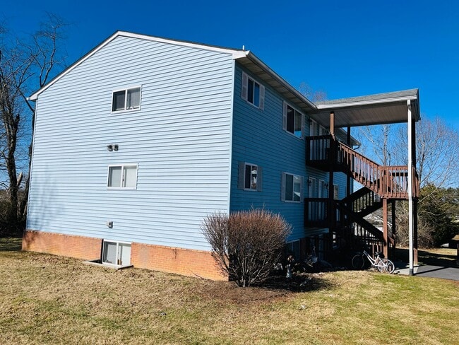 Building Photo - 3 Bedroom, 2 Bath Apartment