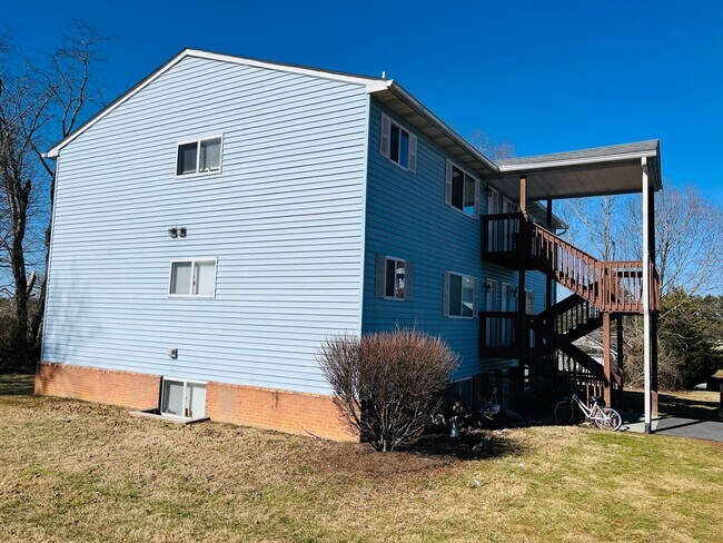 Building Photo - 3 Bedroom, 2 Bath Apartment