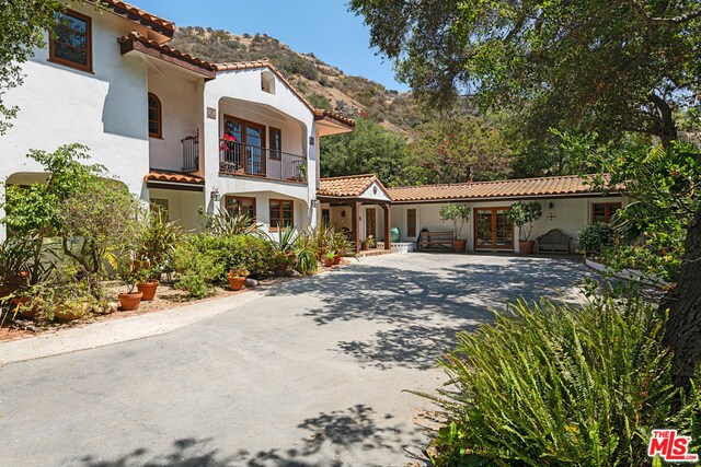 Building Photo - 3268 Serra Rd