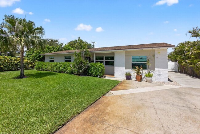 Building Photo - 704 Juniper Dr