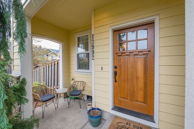 Building Photo - Stylish 3 bedroom Townhome Living in Orego...