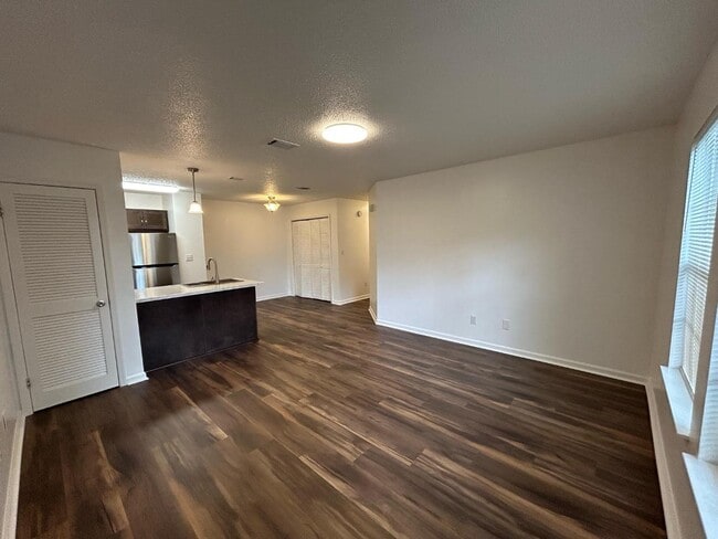 Building Photo - 100 Kazmira Ct