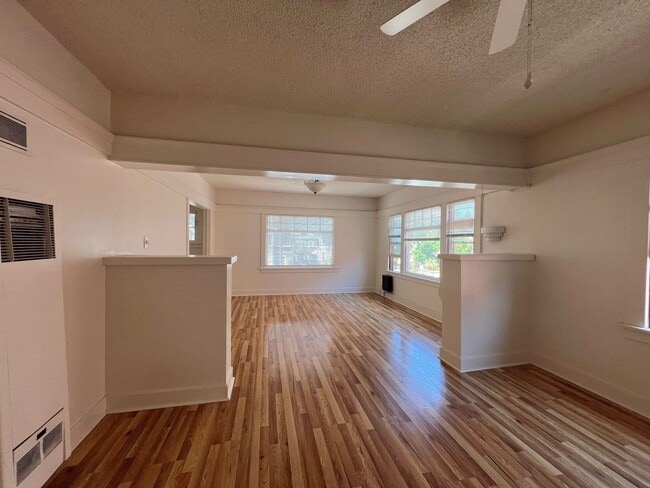 Foto del edificio - *Available Now! 1 Bedroom Apartment Walkin...