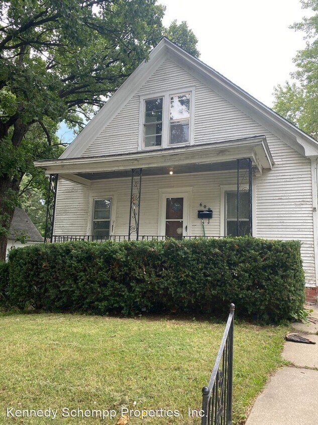 Foto principal - 3 br, 1 bath House - 609 W. Carpenter