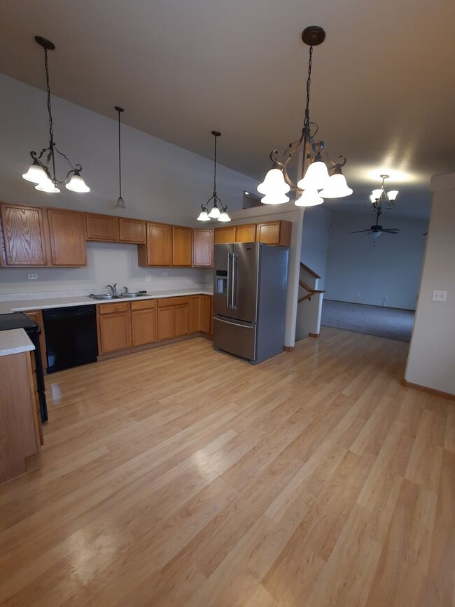 Foto del edificio - 3 BEDROOM | 2 BATH | TRI-LEVEL | NORTH