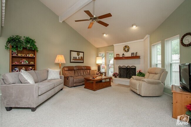 Foto del edificio - COMING SOON! Charming 1 Bed/1 Bath Duplex!!!