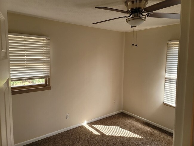 Building Photo - Large 4 bedroom 2 bath home in a great nei...