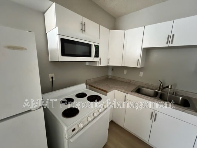 Foto del edificio - 325 Clymer Rd