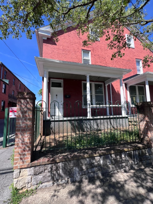 Building Photo - 398 W Race St