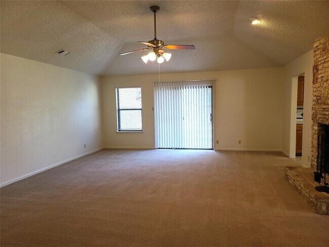Building Photo - 904 Woodview Dr