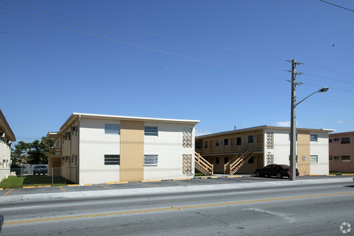 Building Photo - 965 W 29th St