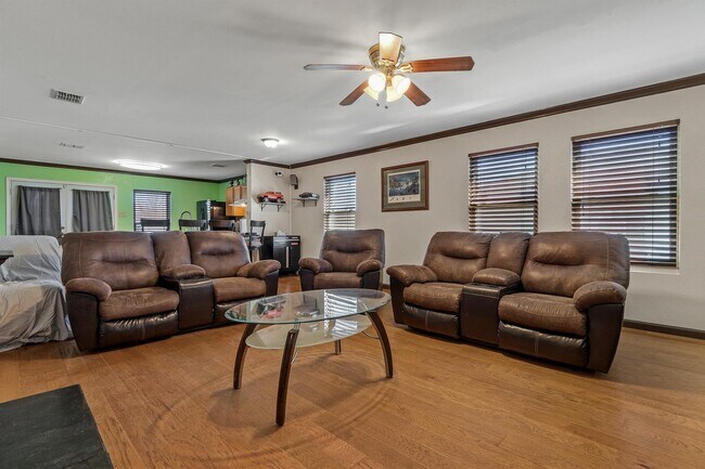 Foto del edificio - 120 Live Oak Ln