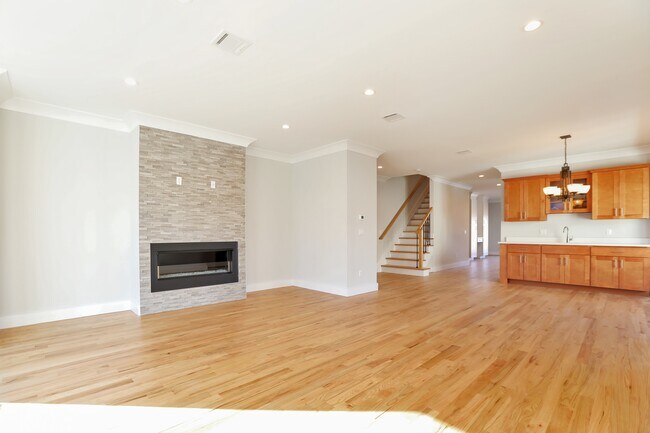 Building Photo - 463 Roff Ave