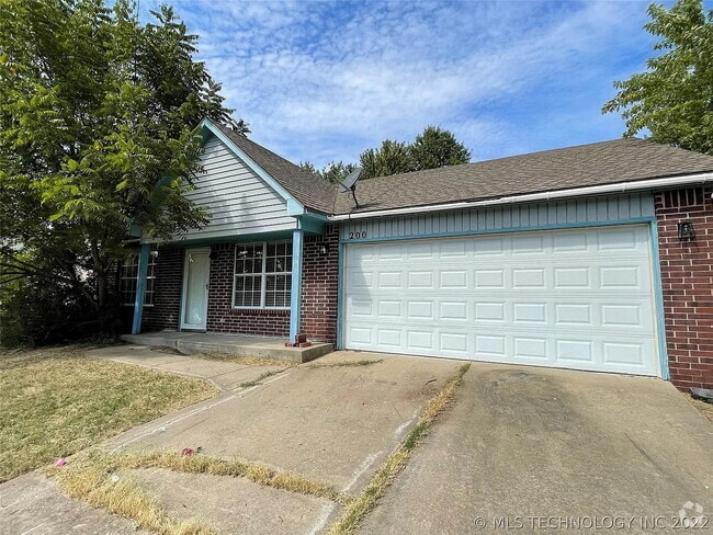 Building Photo - 200 E Laredo Pl