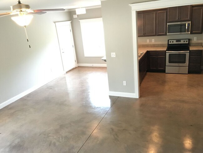 Building Photo - Five Bedroom Close to UGA