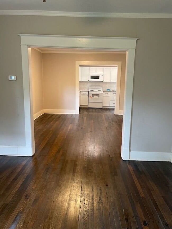 Building Photo - 2bd/1ba Bungalow Available Now!!