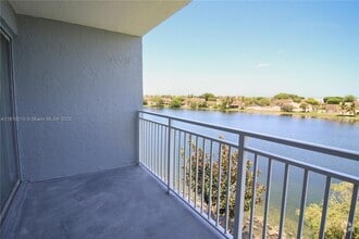 Building Photo - 9359 Fontainebleau Blvd