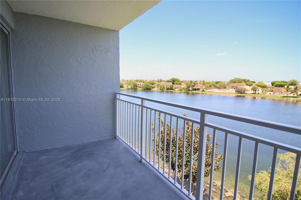 Foto principal - 9359 Fontainebleau Blvd