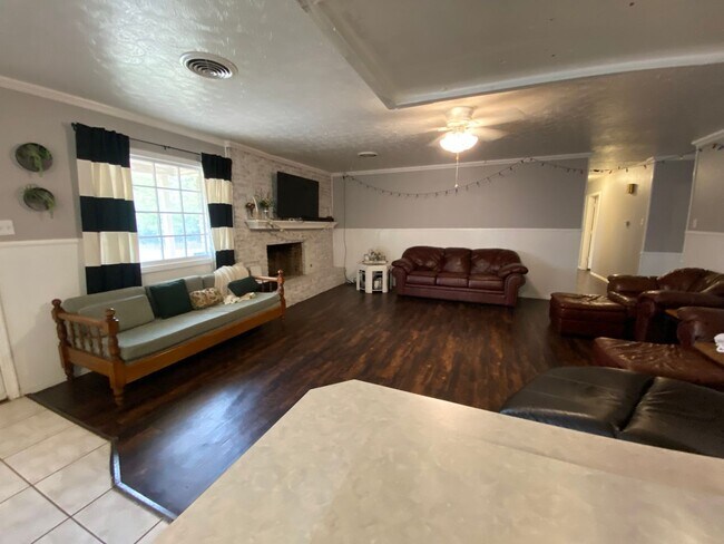 Foto del edificio - Great 3 Bedroom 2 Bathroom house with Bonu...