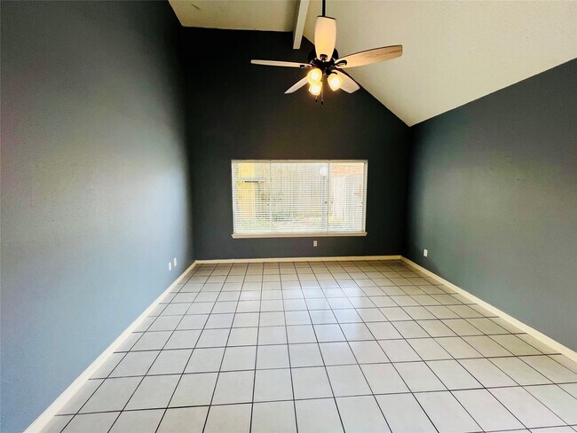 Foto del edificio - 16079 Hidden Acres Dr