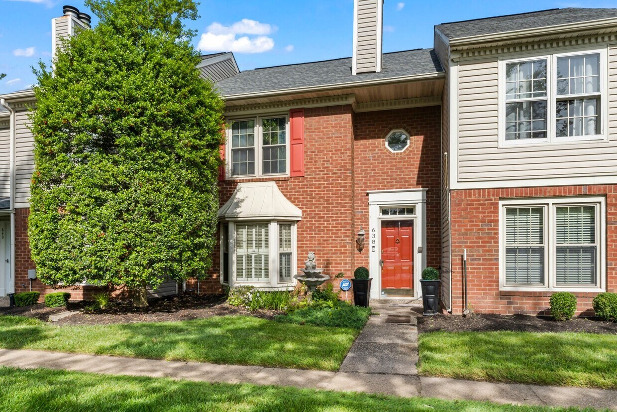 Foto principal - Stunning Three Bedroom, Two and a Half Bat...