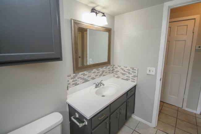 Building Photo - Stunning 2 Bed1 Bath duplex!