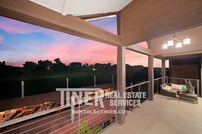 Building Photo - Luxury River Front Living