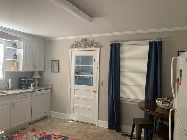 Fully equipped kitchen - 1229 Jensen St