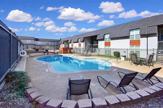 Foto del edificio - 7913 N Harwood Rd