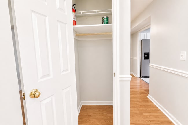 Building Photo - **Updated 2 Bed, 1.5 Bath End-Unit Condo with Large 2-Car Garage – Prime Johnson City Location**