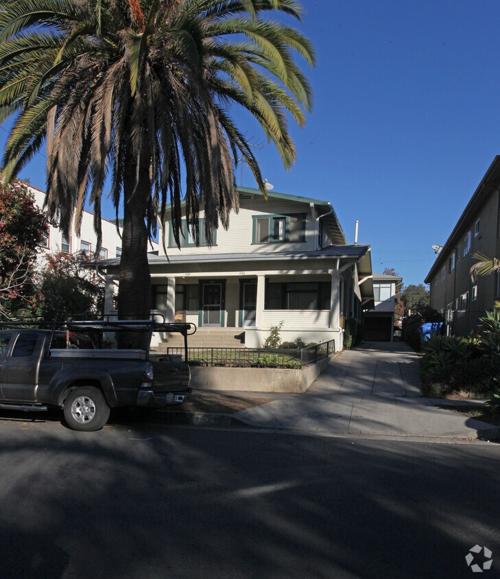 Primary Photo - 4431-4435 Ambrose Ave