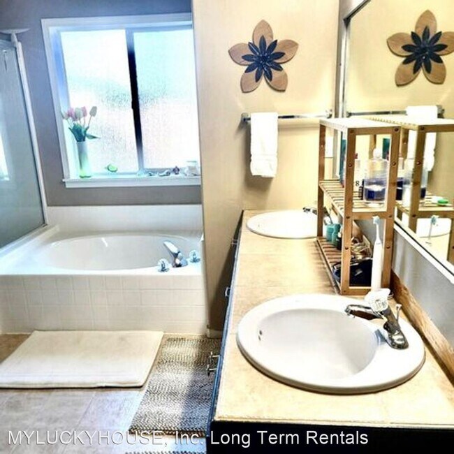 Building Photo - 4 br, 3 bath House - 134 NE Telima Lane