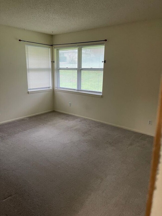 Building Photo - Super clean Townhome located in Ozark!!! 2...