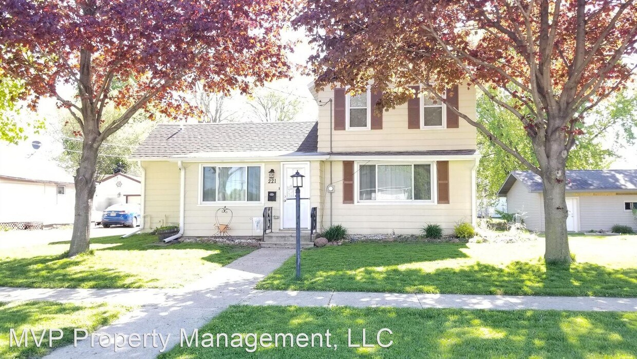 Primary Photo - 3 br, 1.5 bath House - 221 Mill St. N