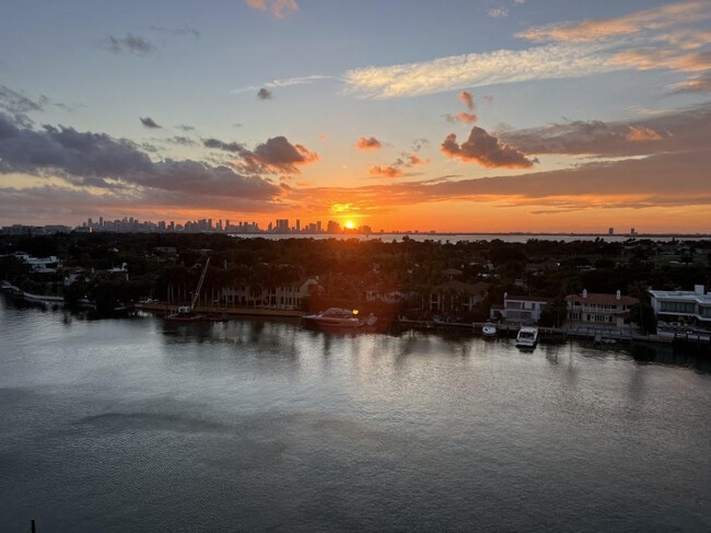 Foto del edificio - 5600 Collins Ave