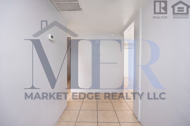 Foto del edificio - 3Bed/2Bath House at 19th Ave/Camelback! Move-In Ready on 06/11/2026! -- NO HOA! CORNER LOT!