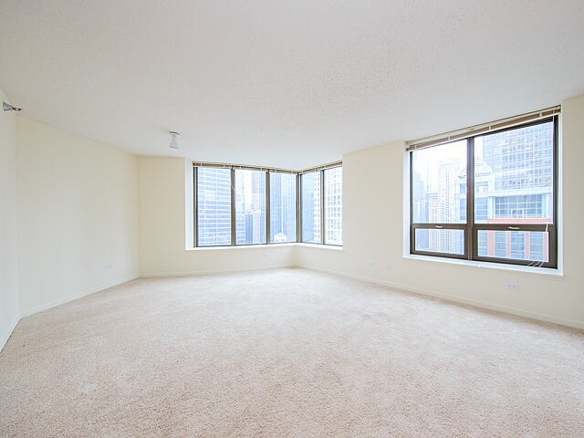 Building Photo - River North - 2 bed/1.5bath with balcony