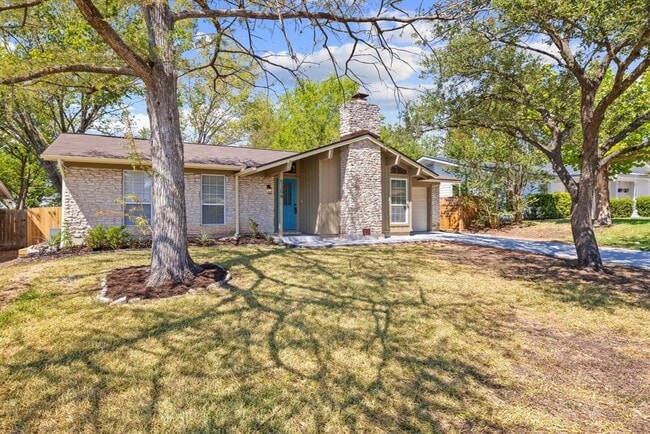 Foto del edificio - 5306 Basswood Ln