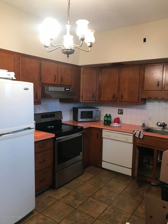 Building Photo - 925 N Webster Ave