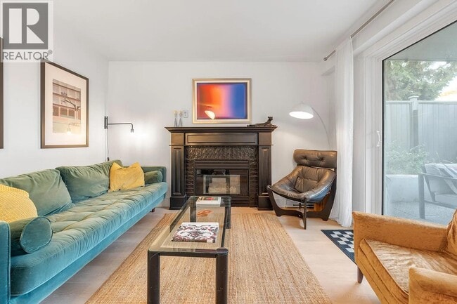 Building Photo - 2133 Dundas St