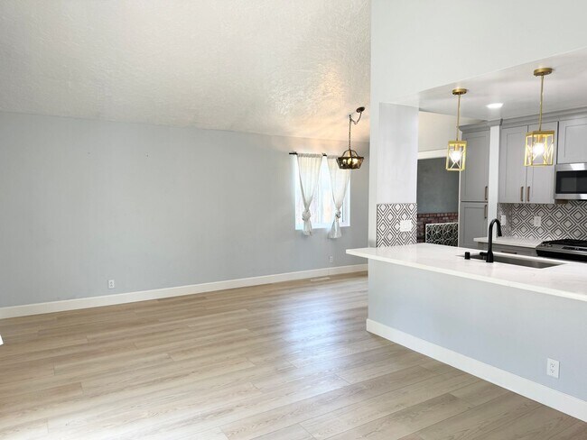 Building Photo - Newly Remodeled Single-Family home in Live...