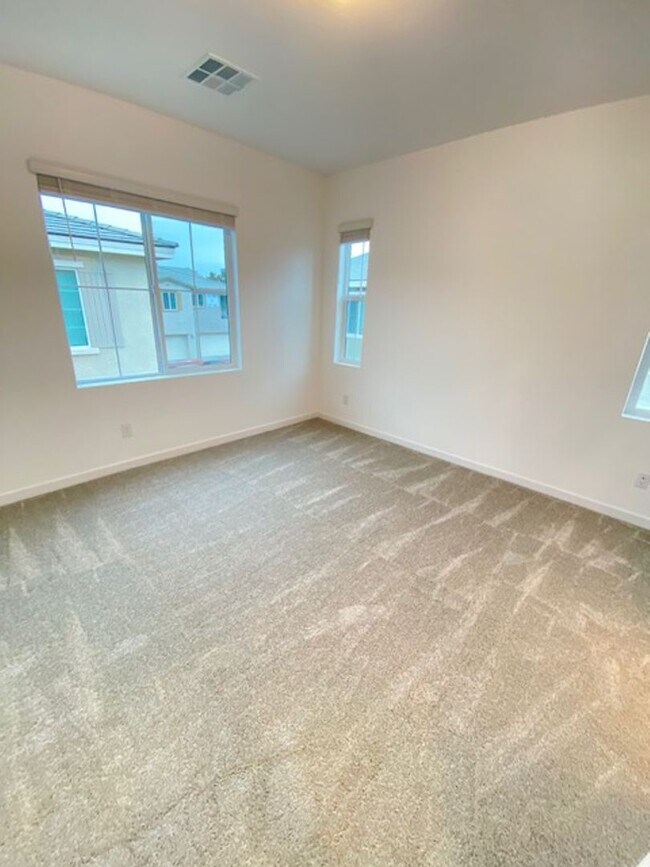 Foto del edificio - 5730 Sky Pointe Dr