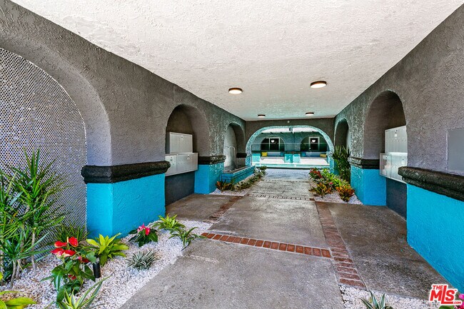 Foto del edificio - 6640 Woodley Ave
