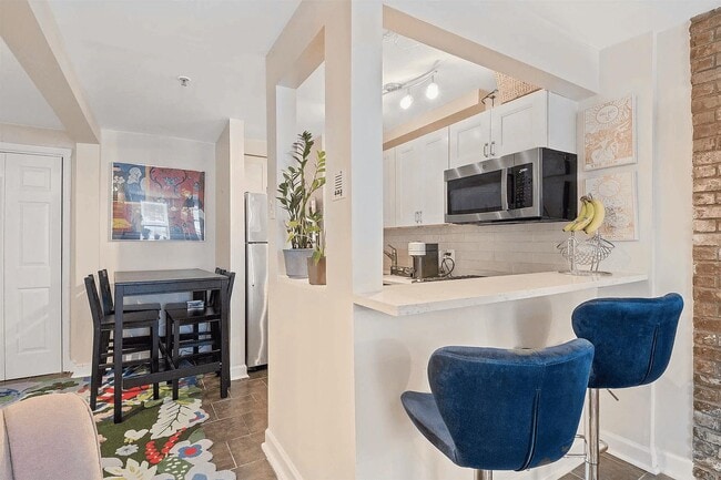 Building Photo - 98 Bright St